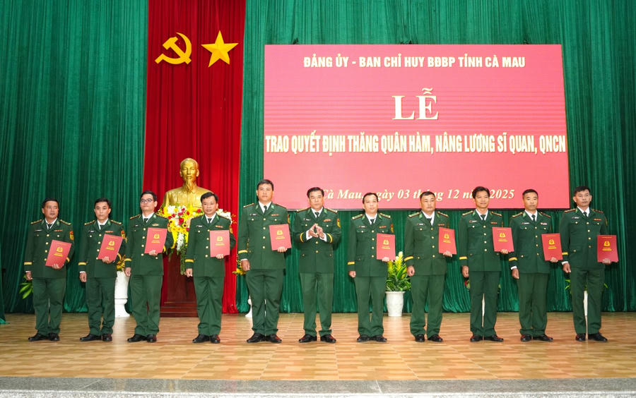 Đại tá Hà Văn Thanh – Chỉ huy trưởng Ban Chỉ huy BĐBP tỉnh Cà Mau trao Quyết định thăng quân hàm cho sĩ quan cấp Trung tá.