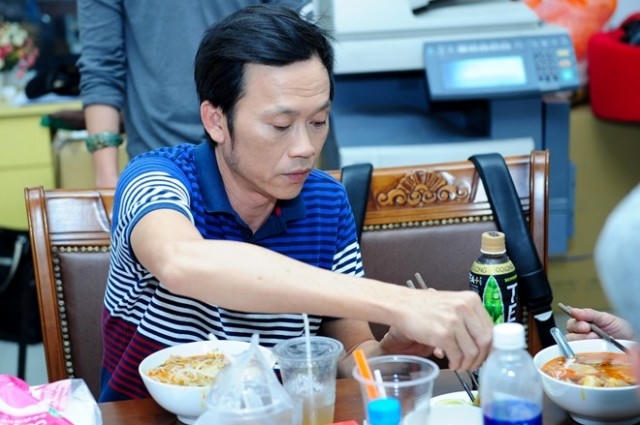 Hoài Linh ăn bún bò sau giờ biểu diễn. Ảnh: internet.