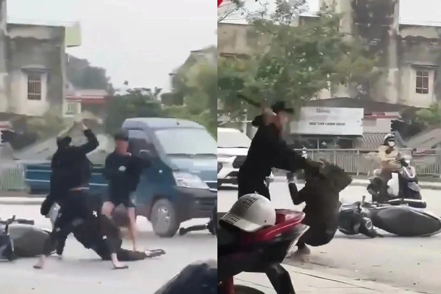 Sau đó đối tượng đã dùng hung khí tấn công một người đi đường bị thương nặng. Ảnh cắt từ clip