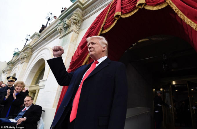 Ông Trump giơ cao nắm đấm - biểu tượng của sự mạnh mẽ khi xuất hiện trước đám đông. (Ảnh: AFP/Getty Images)
