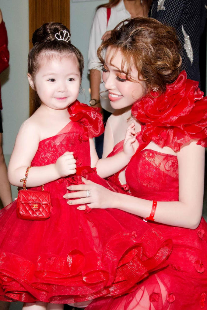"Bà mẹ hai con" Elly Trần lọt đề cử giải thưởng quốc tế nhờ cách nuôi dạy con.