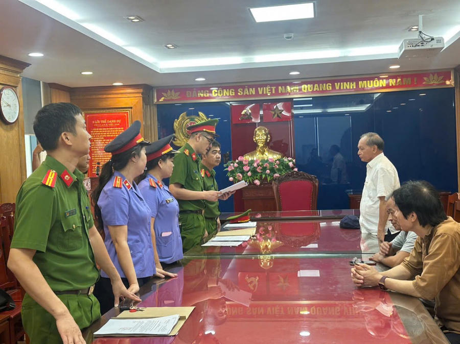 Cơ quan Công an thi hành lệnh khởi tố bị can cựu Phó Chủ tịch UBND tỉnh Thanh Hóa Nguyễn Đức Quyền. (Ảnh: CATH)