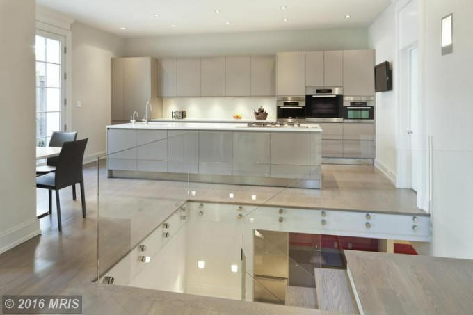 Màu trắng là tông chủ đạo của căn biệt thự. Tuy nhiên vợ chồng Ivanka cho biết có thể sẽ chi tiền để sửa sang lại không gian sống bên trong sao cho phù hợp với phong cách của gia đình. (Ảnh: Mris)