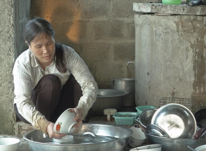 Chị Hoa nhiều l&uacute;c phải l&ecirc;n tận Quảng Ninh rửa b&aacute;t thu&ecirc; để kiếm tiền.