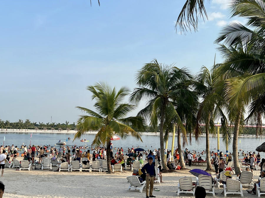 Đông đảo người dân và du khách đổ về Khu du lịch Quốc tế Đồi Rồng.