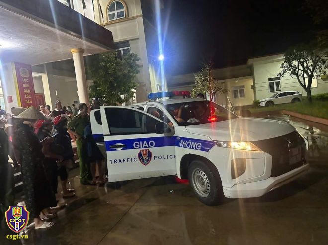 Lực lượng Cảnh sát giao thông Công an tỉnh Thanh Hóa kịp thời đưa người dân đi cấp cứu. (Ảnh: Cục Cảnh sát giao thông)