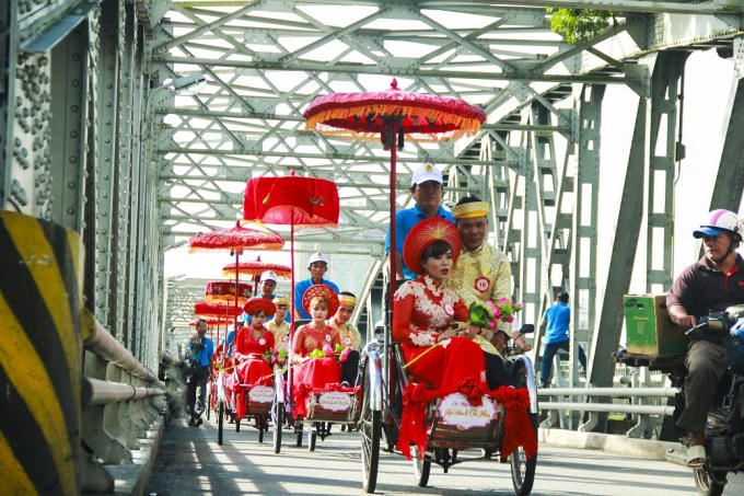 Đoàn rước dâu trên cầu Trường Tiền thơ mộng.