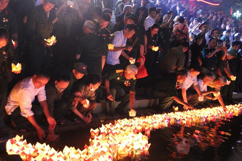 Những ngọn đèn hoa đăng bày tỏ lòng tri ân, tưởng niệm các thế hệ cha anh đi trước đã ngã xuống vì độc lập, tự do của dân tộc. (Ảnh: Hùng Trần)