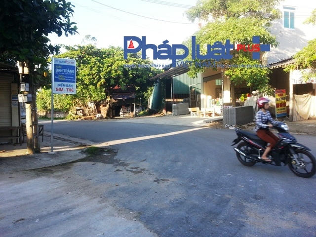 Người dân thôn Đồng Tĩnh bàng hàng về thông tin