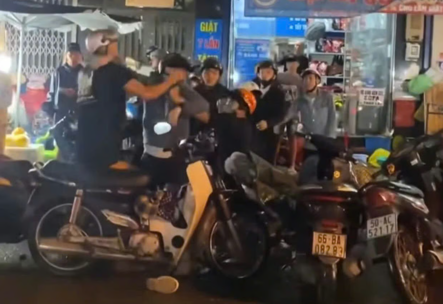 Hình ảnh nhóm thanh niên lao vào đánh một thanh niên trong lúc giật đồ cô hồn.