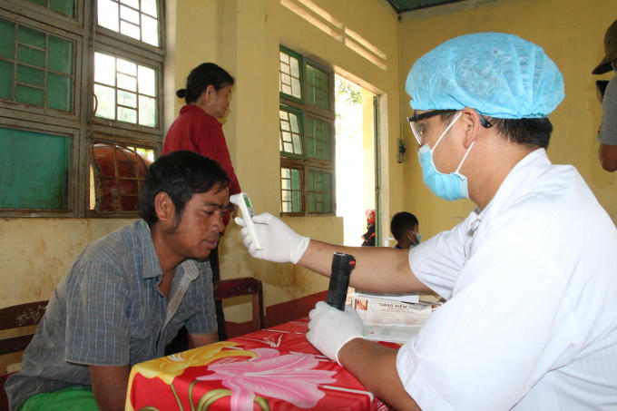 Bác sỹ đang đo nhiệt độ nhằm phát hiện bệnh bạch hầu trên cơ thể người tại Gia Lai.