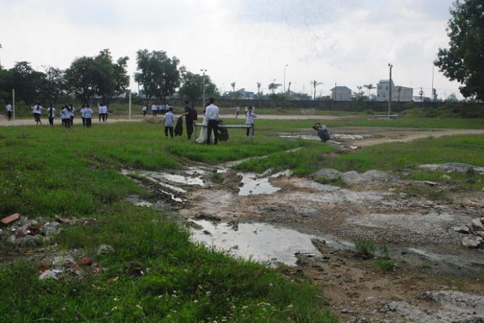 Hạng mục sân chơi nhiều nơi ngập nước, mặt đất nham nhở trông rất khó nhìn. Ảnh Duy Ngợi