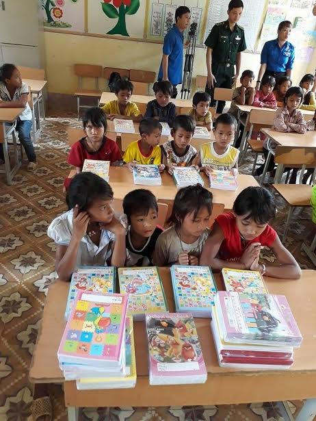 Trẻ thơ bên trang sách mới tới trường.
