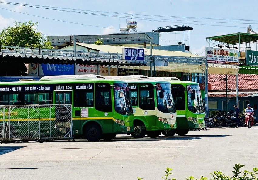 Trong hai ngày 30/4 và 1/5, lượng hành khách tại các bến xe, nhà ga ở Đồng Nai về TP.HCM di chuyển bằng xe buýt nhiều hơn.