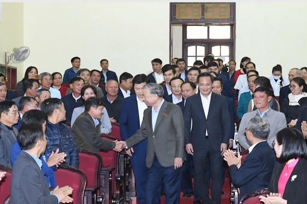 Tổng Bí thư Tô Lâm trò chuyện cùng cử tri.