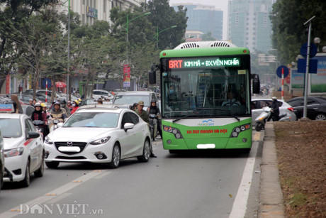 Tại nhiều điểm ách tắc trên trục Giảng Võ hiện tượng ô tô vẫn chen ngang đầu xe buýt nhanh BRT vẫn diễn ra khá nhiều.