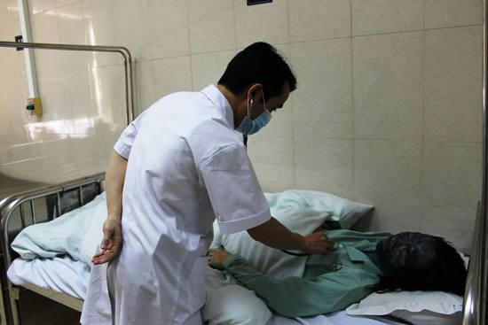 Điều trị cho bệnh nhân mắc thủy đậu tại Bệnh viện E, Hà Nội. Ảnh: Thanh Xuân.