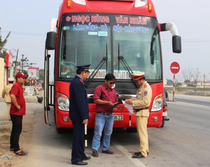 CSGT đang kiểm tra một xe khách chạy tuyến Lâm Đồng - Hà Nội - Hải Dương. Ảnh: PT