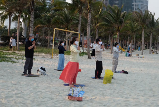 Hai trường hợp không đeo khẩu trang nơi công cộng ở Đà Nẵng đã nhận phạt mỗi người 200 nghìn đồng (ảnh minh hoạ: người dân giữ khoảng cách và đeo khẩu trang khi tập thể dục nơi công cộng ở Đà Nẵng)