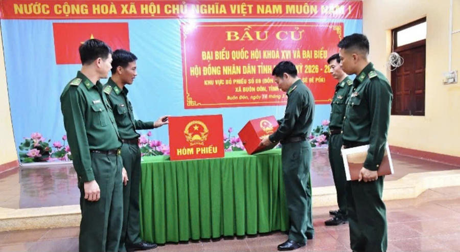 Đoàn công tác của Ban Chỉ huy Bộ đội Biên phòng tỉnh Đắk Lắk kiểm tra công tác chuẩn bị bầu cử sớm tại Đồn Biên phòng Sêrêpốk. Ảnh: C.L