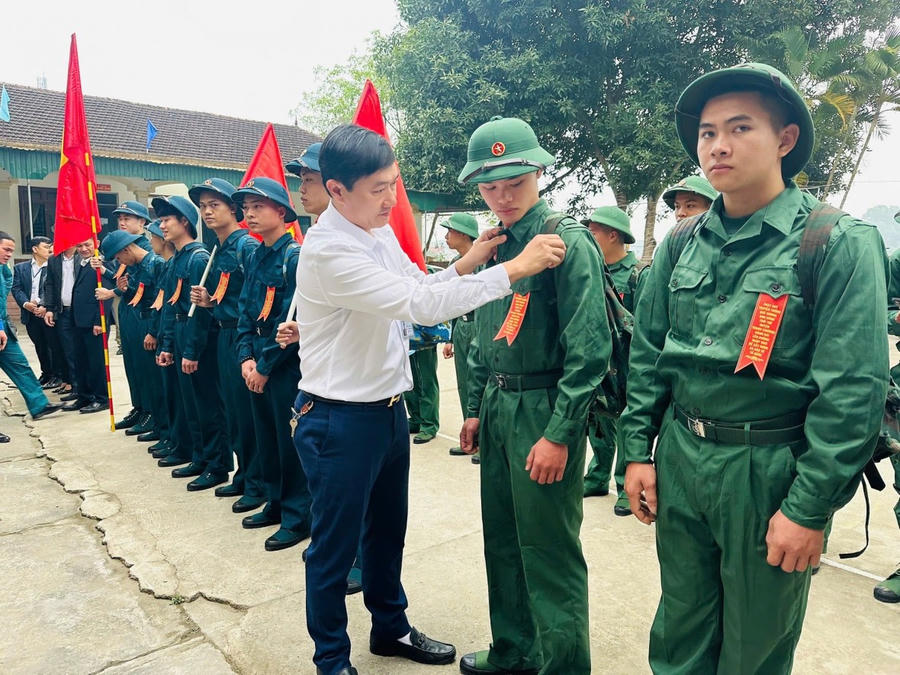 Lãnh đạo thị trấn Dùng (Thanh Chương - Nghệ An) cùng các tân binh.