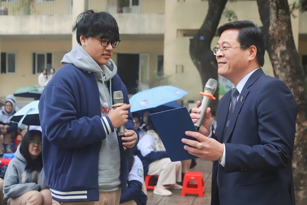 Luật sư Nguyễn Văn Hà giao lưu cùng các em học sinh THPT Nguyễn Gia Thiều.