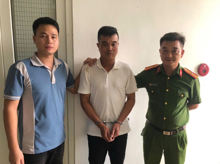 Đối tượng Phạm Khắc Phương (ở giữa) tại cơ quan Công an.
