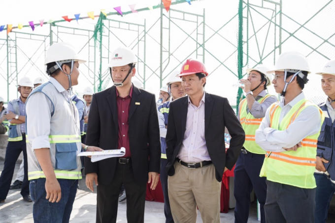 Lãnh đạo, quản lý Coteccons, Phuc Khang Corp tại lễ cất nóc.