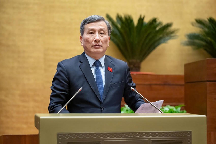 Chủ nhiệm Ủy ban Khoa học, Công nghệ và Môi trường Lê Quang Huy trình bày Báo cáo giải trình, tiếp thu, chỉnh lý dự thảo Nghị quyết của Quốc hội về các cơ chế, chính sách đặc thù đầu tư xây dựng dự án điện hạt nhân Ninh Thuận. Ảnh: quochoi.vn