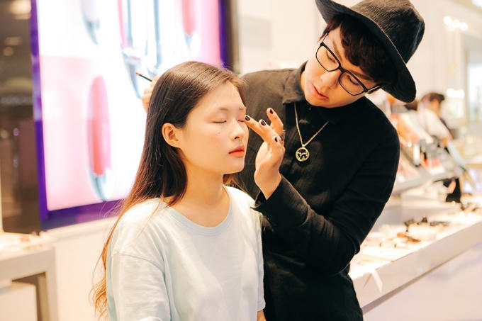 Qu&acirc;n Bee từng g&aacute;c lại giấc mơ đại học để theo đuổi nghề l&agrave;m đẹp.