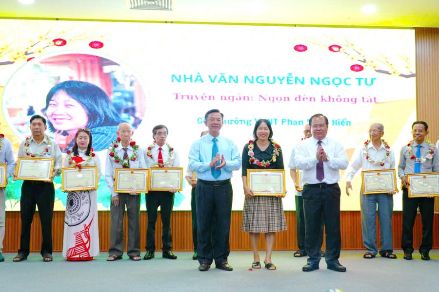 Ông Nguyễn Minh Luân - Ủy viên BTV Tỉnh, Phó Chủ tịch UBND tỉnh Cà Mau (bên phải) và ông Hồ Trung Việt - Ủy viên BTV Tỉnh, Trưởng Ban Tuyên giáo và Dân vận Tỉnh ủy Cà Mau, trao Bằng khen của Chủ tịch UBND tỉnh cho nhà văn Nguyễn Ngọc Tư (giữa) và tác giả, nhóm tác giả có tác phẩm văn học, nghệ thuật tiêu biểu.