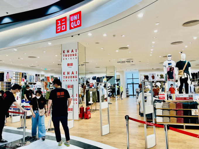 cửa hàng UNIQLO trải dài trên diện tích bán hàng khoảng gần 2.000 m2, mang đến đầy đủ các dòng sản phẩm LifeWear cho mọi khách hàng nam, nữ, trẻ em và trẻ sơ sinh.