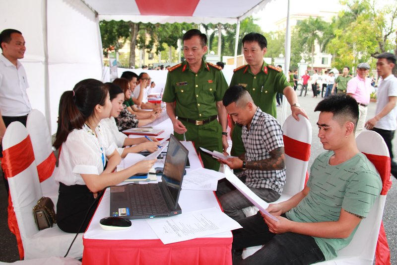 Các đại biểu và người tái hòa nhập cộng đồng thăm quan các gian hàng tư vấn hướng nghiệp, đào tạo nghề và giới thiệu việc làm