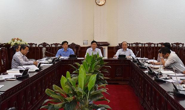 Lãnh đạo Bộ nghe báo cáo.