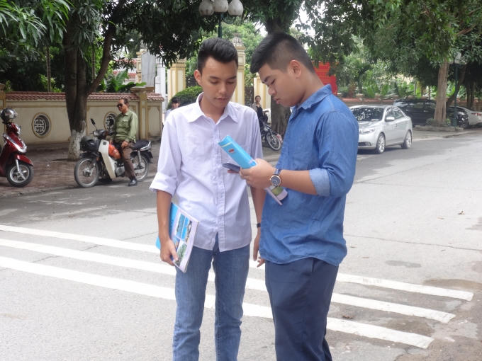 2 nam thí sinh đang tính toán điểm của mình trong bài thi với hy vọng "không rớt" tốt nghiệp.