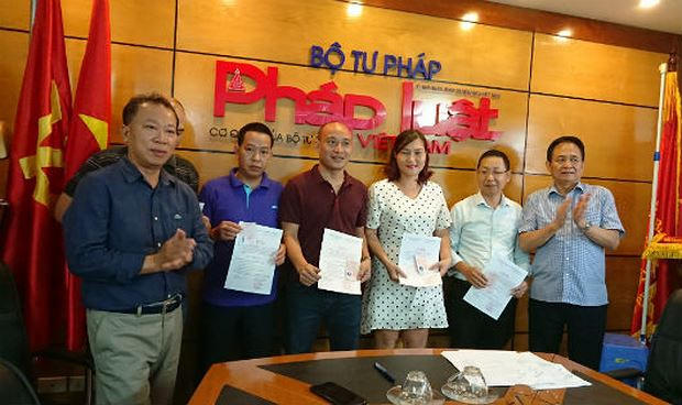 Trao thẻ cho 5 đảng viên Báo Pháp luật Việt Nam.