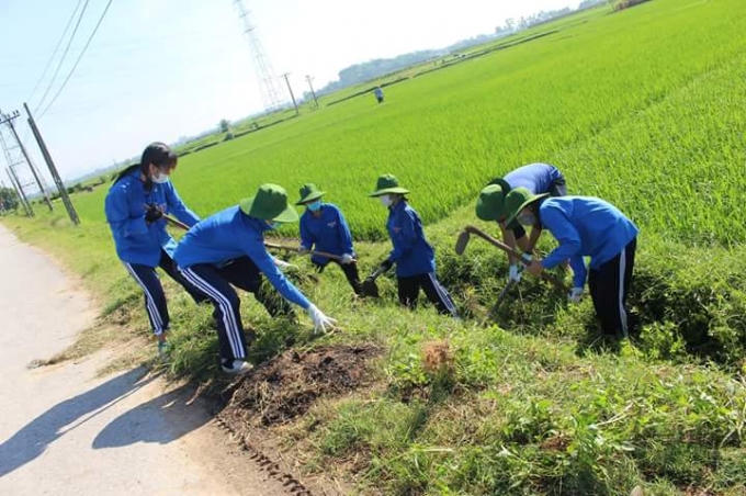 Tình nguyện viên quyét rọn, chỉnh trang kênh mương, vệ sinh môi trường đường làng xã Ninh Sơn, huyện Việt Yên, tỉnh Bắc Giang. Ảnh Xị Nguyễn