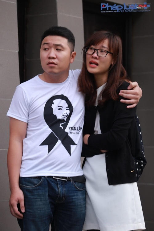 Để tưởng nhớ nhạc sĩ "Đường đến ngày vinh quang", nhiều người hâm mộ đã mặc áo in hình ảnh đến lễ viếng. Các bạn trẻ không khỏi đau xót khi nhìn thấy những hình ảnh của anh, nghe bài hát của anh trong lễ viếng.