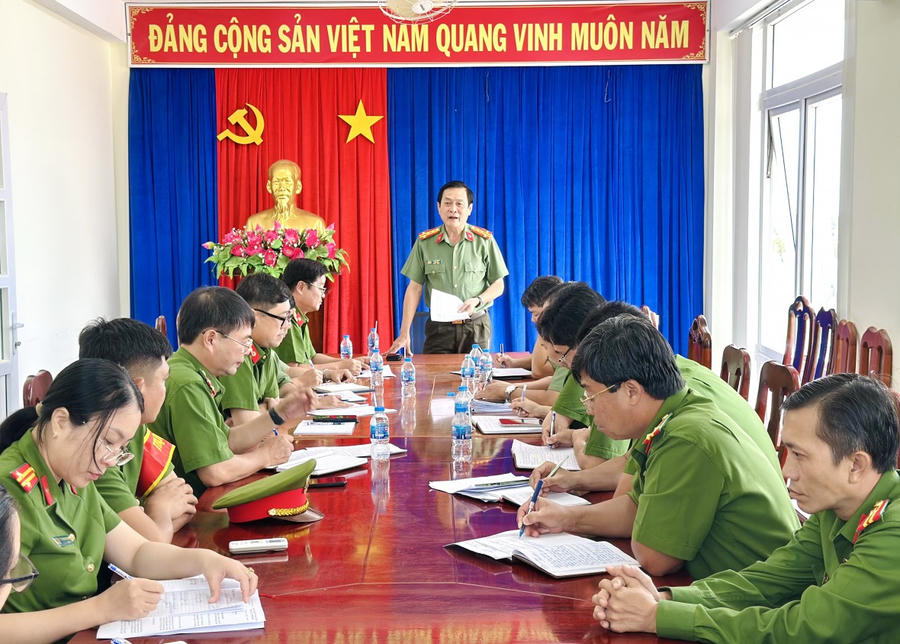 Đại tá Hồ Việt Triều - Ủy viên BTV Tỉnh ủy, Bí thư Đảng ủy, Giám đốc Công an tỉnh Cà Mau, thăm và làm việc với Công an phường Tân Thành.
