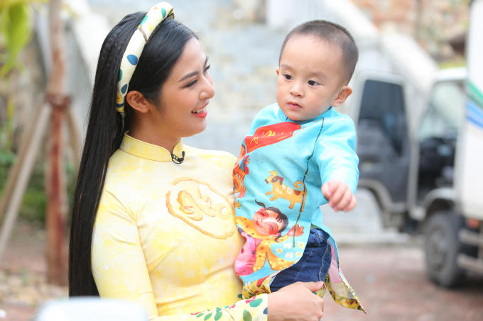 Ngọc H&acirc;n, Tiểu Vy diện &aacute;o d&agrave;i trong chương tr&igrave;nh Tết của VTV