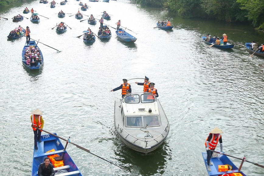 Để đảm bảo an toàn, lực lượng Thanh tra liên tục sử dụng loa để nhắc nhở các lái đò,thuyền chấp hành nghiêm theo quy định.