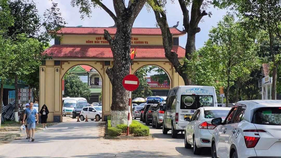Du khách thập phương về với quê Bác.