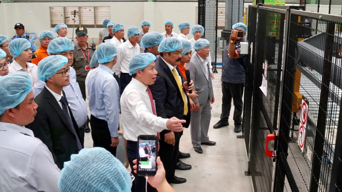 Tổng Gi&aacute;m đốc Trần Qu&iacute; Thanh trực tiếp hướng dẫn c&aacute;c kh&aacute;ch mời tham quan nh&agrave; m&aacute;y.