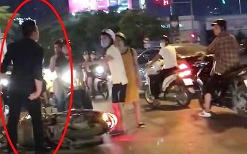 Đỗ Thanh Phương áo đen lớn tiếng chửi bới chị M.P. sau khi va cham giao thông.