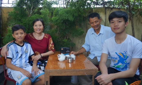 Ngôi nhà nhỏ của cậu bé vàng Hóa học mấy ngày nay đầy ắp tiếng cười. Ảnh: Lê Hoàng.