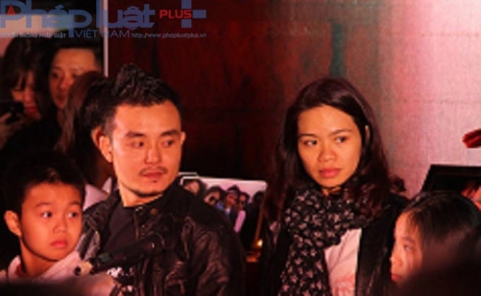 Vợ và hai con của nhạc sĩ Trần Lập kiên cường sau sự ra đi của chồng, cha và hoa mình vào không khí kỷ niệm sinh nhật lần 21 của ban nhạc Bức Tường. Bài hát "Người đàn bà hóa đá vang lên, giọng ca của cố nhạc sĩ vọng về... Ảnh: Nguyễn Xinh.