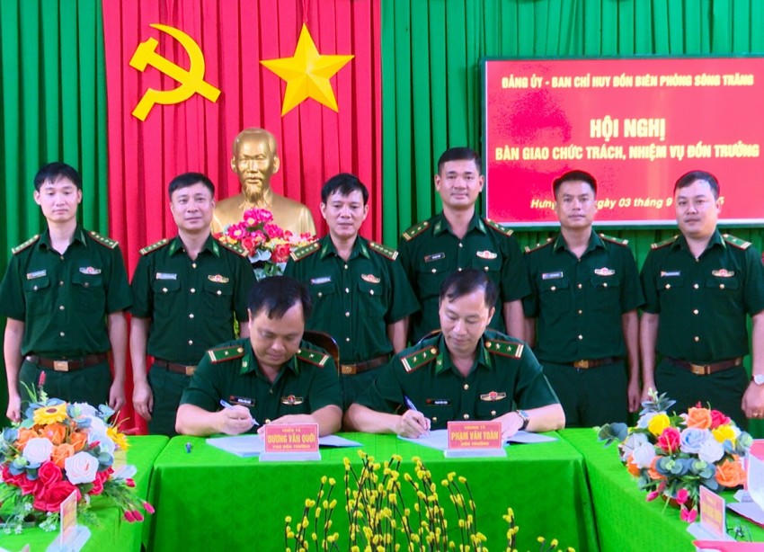 Đại tá Dương Văn Dược chứng kiến ký kết biên bản bàn giao chức trách, nhiệm vụ Đồn trưởng Đồn Biên phòng Sông Trăng. Ảnh: Luận Quân