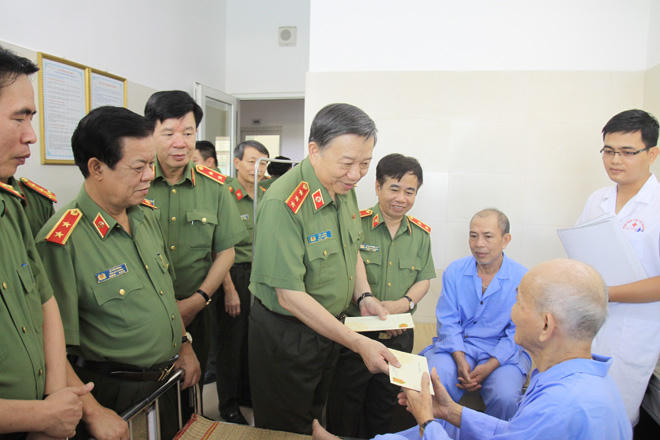 Bộ trưởng Tô Lâm thăm hỏi, tặng quà thương bệnh binh đang điều trị tại Bệnh viện Y học cổ truyền Bộ Công an.