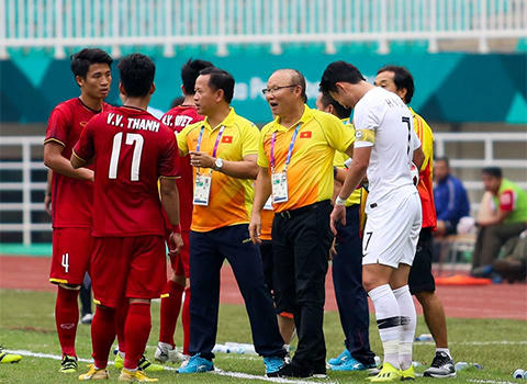 HLV Park Hang Seo bật cười khi phát hiện Son Heung Min nghe lén mình chỉ đạo học trò - Ảnh: Đức Cường