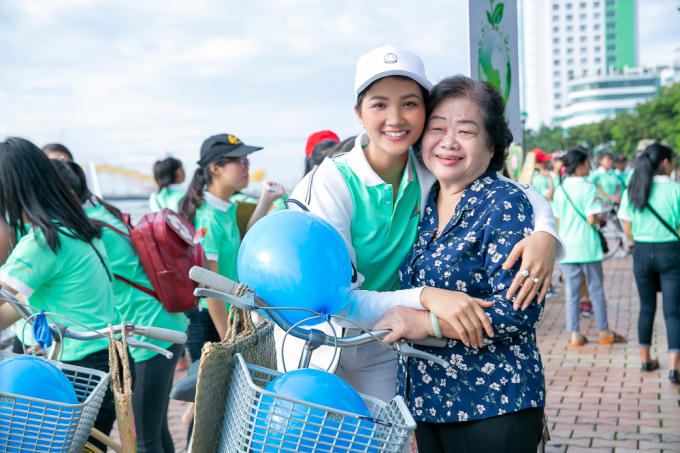 Hoa hậu H'hen Ni&ecirc; h&oacute;a c&ocirc; g&aacute;i d&acirc;n tộc H'M&ocirc;ng tham gia hoạt động cộng đồng tại Đ&agrave; Nẵng